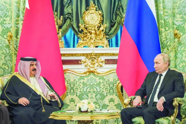 Bahreyn Kralı Hamad bin İsa el-Halife, Rusya Devlet Başkanı Vladimir Putin'i Bahreyn'in ev sahipliği yapacağı Orta Doğu barış konferansına katılmaya davet etti (AFP)