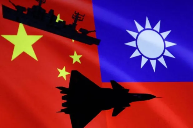 رسم توضيحي لسفينة وطائرة حربية أمام العلمين الصيني والتايواني (رويترز)