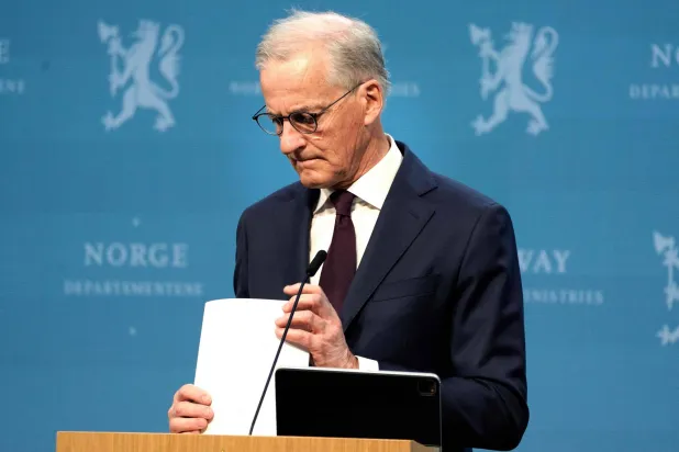 یوناس گار استور نخست وزیر نروژ در نشست خبری برای اعلام خبر به رسمیت شناختن کشور فلسطین از سوی نروژ (فرانس پرس)