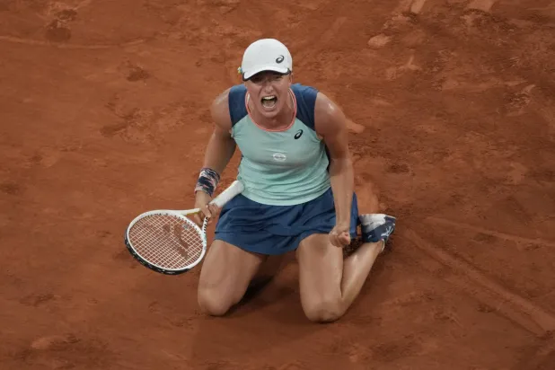 شفيونتيك مرشحة بارزة للفوز برولان غاروس (أ.ب)