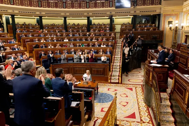 رئيس الوزراء الإسباني بيدرو سانشيز خلال كلمته أمام البرلمان الأربعاء (د.ب.أ)