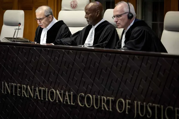 قضاة محكمة العدل الدولية خلال جلسة اليوم (أ.ف.ب)