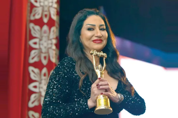 عامر تتسلم إحدى جوائزها (الشرق الأوسط) 