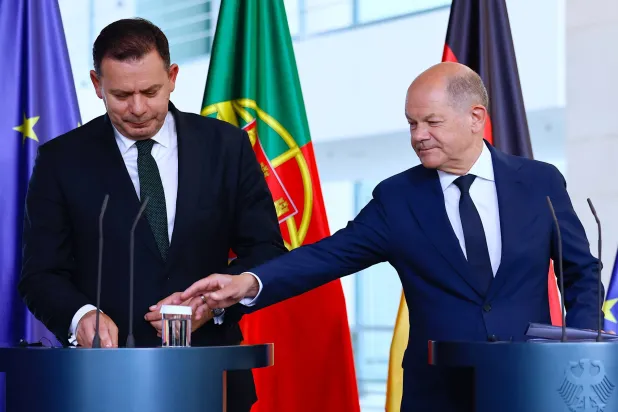 المستشار الألماني أولاف شولتس ورئيس الوزراء البرتغالي لويس مونتينيغرو خلال مؤتمر صحافي في برلين 24 مايو (أيار) 2024 (إ.ب.أ)