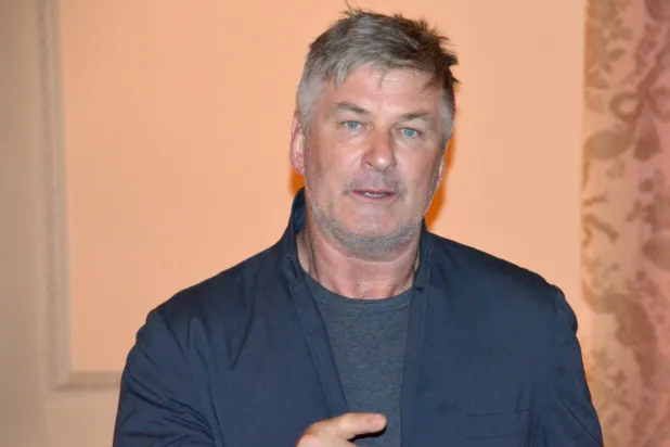 الممثل الأميركي أليك بالدوين يتحدث خلال مقابلة في نيويورك (د.ب.أ)