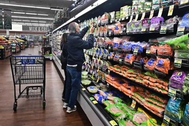 متسوقون في سوبر ماركت في كاليفورنيا في 15 مايو 2024 (أ.ف.ب)