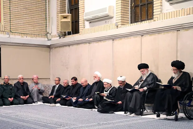 صورة وزعها مكتب خامنئي لتأبين رئيسي ويظهر فيها مسؤولون وسياسيون عراقيون