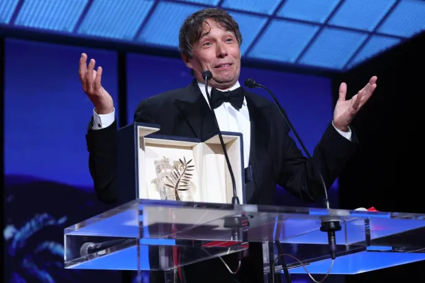 المخرج الأميركي شون بيكر الحاصل على السعفة الذهبية في مهرجان «كان» السينمائي عن «أنورا» (إ.ب.أ)