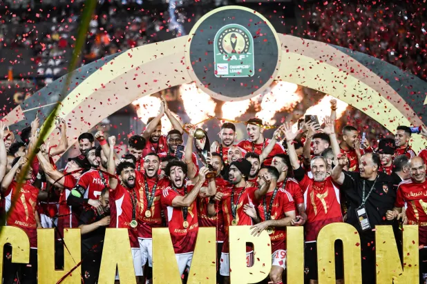 تتويج الأهلي المصري بكأس القارة الأفريقية عقب فوزه على الترجي التونسي في النهائي (إ.ب.أ)