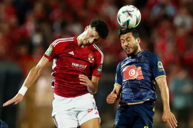 وسام أبو علي محترف الأهلي المصري يرتقي لكرة هوائية أمام لاعب الترجي حسام تكا في النهائي القاري (رويترز) 