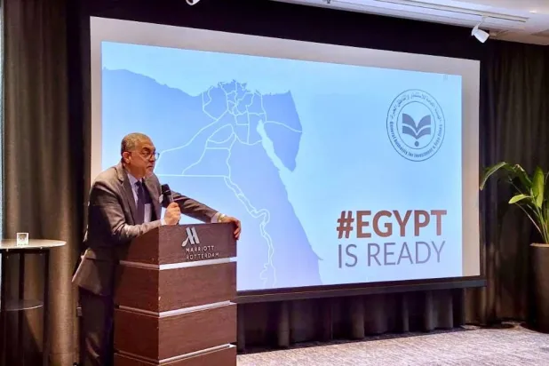 حسام هيبة الرئيس التنفيذي للهيئة العامة للاستثمار والمناطق الحرة يروج للاستثمار في مصر بأحد المؤتمرات (الشرق الأوسط)