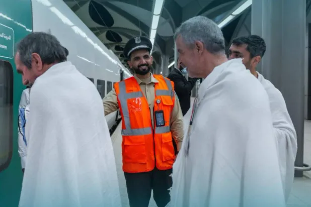 ترحيب وحفاة بالحجاج لدى صعودهم إلى عربات القطار (الخطوط الحديدية السعودية)  