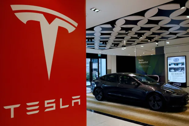 سيارة «تسلا (موديل 3)» في صالة العرض بسنغافورة (رويترز)