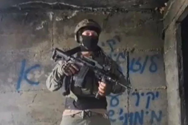 صورة متداولة من فيديو لجندي الاحتياط الإسرائيلي في قطاع غزة