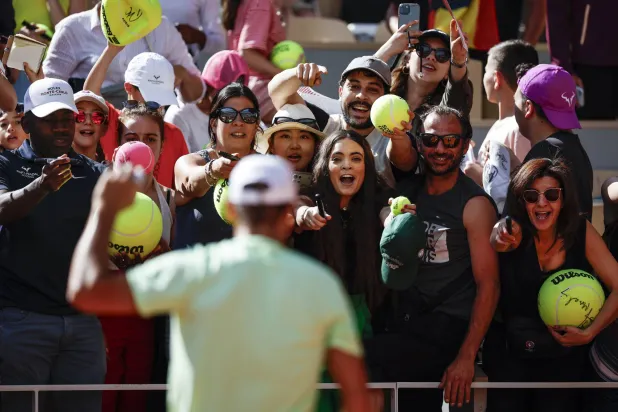 مشجعو نادال خلال حصة تدريبية على ملعب فيليب شاترييه (إ.ب.أ)