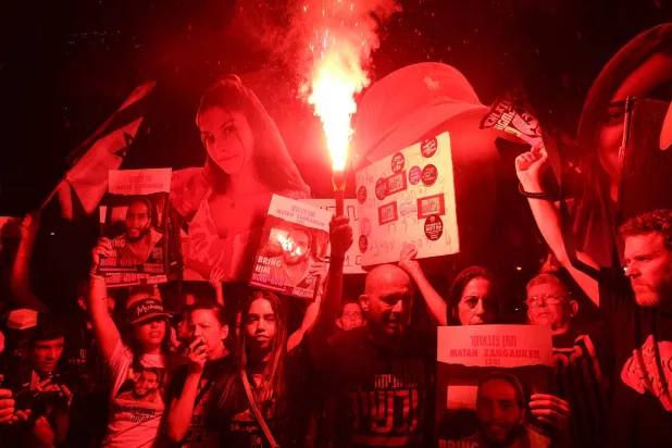 متظاهرون في مدينة تل أبيب السبت بوسط البلاد يطالبون الحكومة الفلسطينية بإطلاق سراح المحتجزين لدى «حماس» (أ.ف.ب)