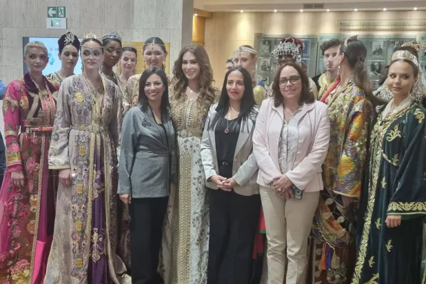 القفطان المغربي خلال عرض أزياء أفريقي بمقر «اليونيسكو» بباريس