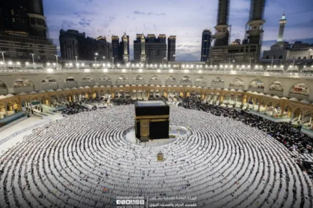 Mescid-i Haram'da son Cuma namazını kılan Müslümanlar (SPA)