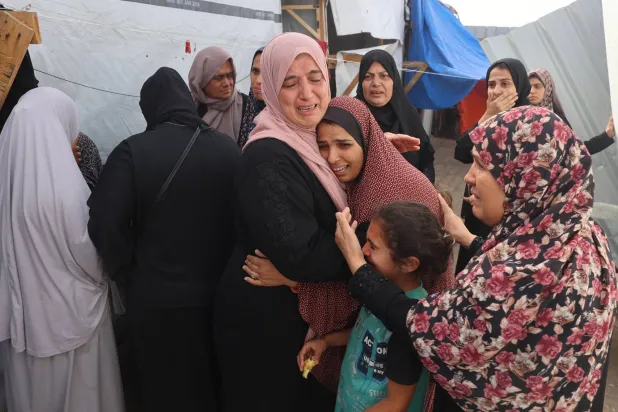 فلسطينيات يبكين ضحايا القصف الإسرائيلي على خيام للنازحين في رفح جنوب قطاع غزة (أ.ف.ب)