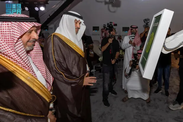 وزير النقل والخدمات اللوجيستية والرئيس التنفيذي المكلف للهيئة العامة للطرق خلال تدشين «كود الطرق» السعودي (واس)