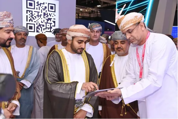 ذي يزن بن هيثم آل سعيد وزير الثقافة والرياضة والشباب العماني خلال رعايته معرض «كومكس العالمي للتكنولوجيا 2024» (العمانية)