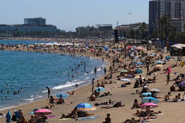 كثير من الأشخاص يحرصون على أخذ بعض الأطعمة معهم إلى الشاطئ (رويترز)