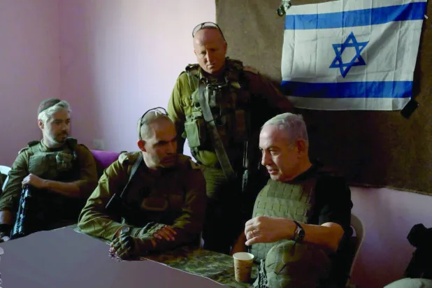 لقاء نتنياهو بالقوات الإسرائيلية في قطاع غزة أثناء الهدنة بين إسرائيل و«حماس» نوفمبر الماضي (د.ب.أ)