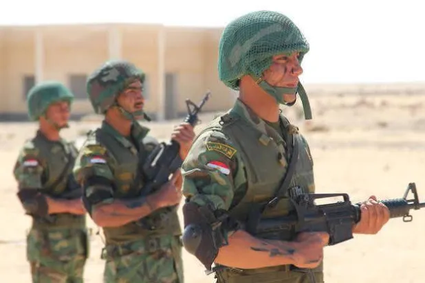 أرشيفية لجنود مصريين يحرسون الحدود الشرقية مع قطاع غزة