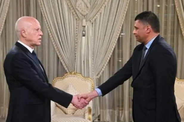 كاتب الدولة للأمن الوطني القاضي سفيان بن الصادق مصافحاً الرئيس سعيد (موقع رئاسة الجمهورية)