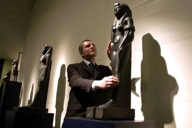 د. بيتر هيجز يعمل في المتحف عام 1993 (المتحف البريطاني)