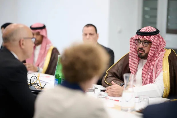 جانب من نقاش الوزير السعودي مع رئيس معهد البحوث الاقتصادية في النمسا (الشرق الأوسط)