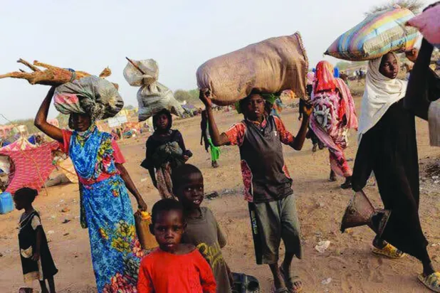 لاجئون وصلوا حديثاً من دارفور إلى بلدة أدري التشادية (غيتي)