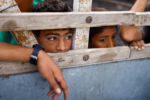 حالة من الفزع بين أطفال النازحين في رفح بعد القصف الإسرائيلي (رويترز)