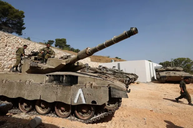 İsrail-Lübnan sınırındaki bir bölgede İsrail askerleri ve zırhlı araçlar (EPA)