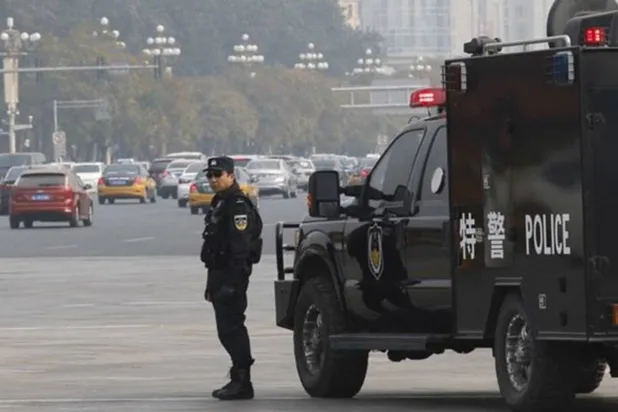 أحد عناصر الشرطة الصينية (رويترز)