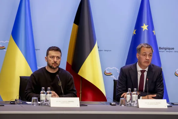 Belçika Başbakanı Alexander De Croo ve Ukrayna Cumhurbaşkanı Volodimir Zelenskiy, Brüksel'deki görüşmelerinin ardından düzenlenen ortak basın toplantısında (AP)
