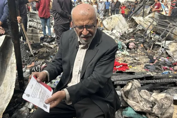 المُسنّ الفلسطيني سمير أبو السبح وسط الدمار في الخيام (وكالة أنباء العالم العربي)