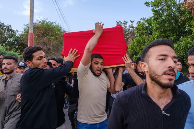 جنازة الجندي المصري الذي قتل أمس خلال إطلاق نار في معبر رفح (إ.ب.أ)