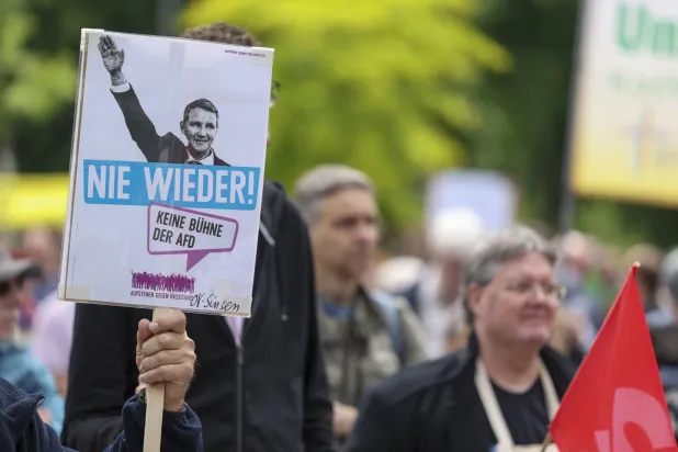 مظاهرة مناهضة لحزب «البديل لألمانيا» اليميني المتطرف بمدينة مارل في ألمانيا (إ.ب.أ)