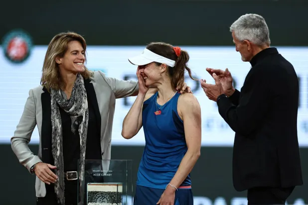 أليز كورنيه تبكي لحظة اعتزالها التنس (أ.ب)