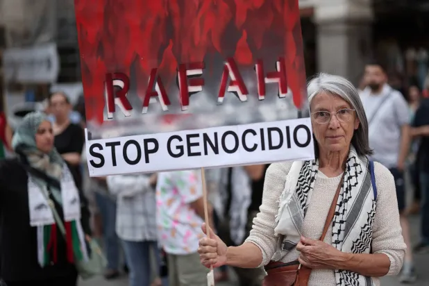 جانب من مظاهرة أمام وزارة الخارجية الإسبانية بمدريد للمطالبة بوقف «الإبادة» في رفح الاثنين (أ.ف.ب)