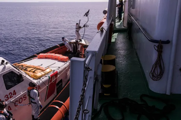 صورة للحظة انتشال جثة الرضيع من قبل «قوات حرس السواحل الإيطالية» 