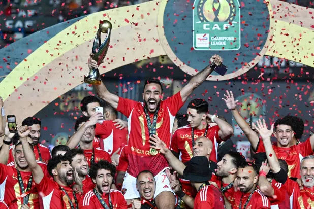 محمود «كهربا» حاملاً الكأس خلال مراسم تتويج الأهلي المصري بطلاً لدوري أبطال أفريقيا (أ.ف.ب)