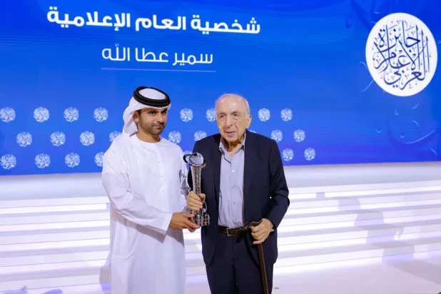 الشيخ منصور بن محمد بن راشد يكرم الزميل سمير عطا الله بجائزة شخصية العام (الشرق الأوسط)