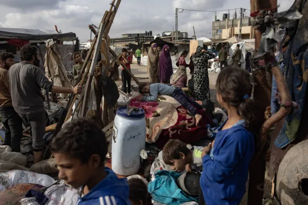 İsrail'in dünkü bombardımanın ardından Refah'tan ayrılmaya hazırlanan Filistinliler (AFP)