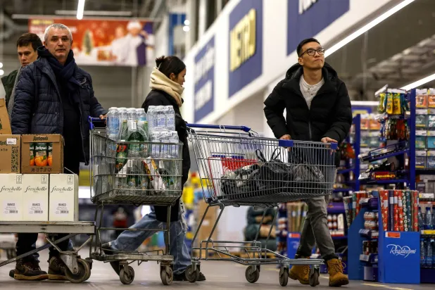 أشخاص يتسوقون في موسكو بشهر ديسمبر الماضي (رويترز)