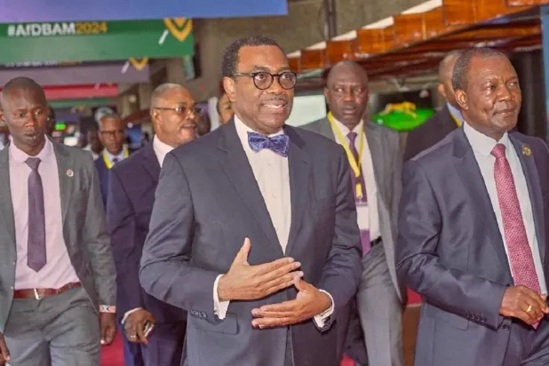 رئيس مجموعة «بنك التنمية الأفريقي» أكينوومي أديسينا لدى وصوله إلى مركز كينياتا الدولي للمؤتمرات في نيروبي لحضور الاجتماعات السنوية التاسعة والخمسين للبنك (من موقع البنك)