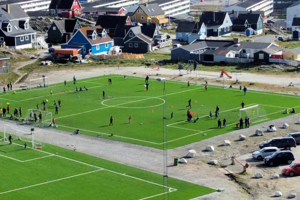 هكذا تبدو الملاعب في غرينلاند حيث تسعى البلد للانضمام إلى عالم كرة القدم رسمياً (غيتي)