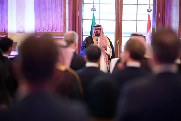 الإبراهيم متحدثاً للحضور في حفل استقبال بفيينا للوفود المشاركة في الدورة التاسعة للجنة المشتركة (الشرق الأوسط)