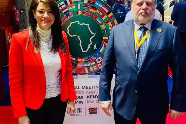 محافظ البنك المركزي المصري حسن عبد الله ووزيرة التعاون الدولي رانيا المشاط على هامش مشاركتهما الاجتماعات السنوية لمجموعة بنك التنمية الأفريقي بكينيا (الشرق الأوسط)